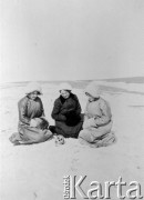 1913, Północna Mongolia lub Syberia.
Konstancja Poklewska-Koziełł, Natalia Łosiowa i Julia Rosenwerth nad czaszką w stepie (tradycyjny pochówek mongolski). 
Zdjęcie pochodzi z albumu z podróży Zdzisława i Konstancji Poklewskich-Koziełł, Janusza i Natalii Łosiów oraz Stanisława i Julii Rosenwerthów do Mongolii w 1913 roku. 
Fot. Zdzisław Poklewski-Koziełł, zbiory Ośrodka KARTA, przekazała Hanna Kunachowicz