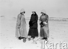 1913, Północna Mongolia lub Syberia.
Konstancja Poklewska-Koziełł, Natalia Łosiowa i Julia Rosenwerth nad czaszkami w stepie (tradycyjny pochówek mongolski - frage,mt cmentarzyska lub miejsce egzekucji). 
Zdjęcie pochodzi z albumu z podróży Zdzisława i Konstancji Poklewskich-Koziełł, Janusza i Natalii Łosiów oraz Stanisława i Julii Rosenwerthów do Mongolii w 1913 roku. 
Fot. Zdzisław Poklewski-Koziełł, zbiory Ośrodka KARTA, przekazała Hanna Kunachowicz