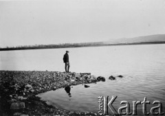 1913, Północna Mongolia lub Syberia.
Jeden z uczestników wyprawy nad brzegiem rzeki. 
Zdjęcie pochodzi z albumu z podróży Zdzisława i Konstancji Poklewskich-Koziełł, Janusza i Natalii Łosiów oraz Stanisława i Julii Rosenwerthów do Mongolii w 1913 roku. 
Fot. Zdzisław Poklewski-Koziełł, zbiory Ośrodka KARTA, przekazała Hanna Kunachowicz