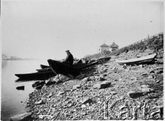 1913, Północna Mongolia lub Syberia.
Janusz Łoś lub Stanisław Rosenwerth siedzi w łodzi wyciągniętej na brzeg rzeki lub jeziora.
Zdjęcie pochodzi z albumu z podróży Zdzisława i Konstancji Poklewskich-Koziełł, Janusza i Natalii Łosiów oraz Stanisława i Julii Rosenwerthów do Mongolii w 1913 roku. 
Fot. Zdzisław Poklewski-Koziełł, zbiory Ośrodka KARTA, przekazała Hanna Kunachowicz