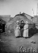 1913, Północna Mongolia lub Syberia.
Konstancja Poklewska-Koziełł (w środku), Natalia Łosiowa i Julia Rosenwerth stoją na tle jurty. 
Zdjęcie pochodzi z albumu z podróży Zdzisława i Konstancji Poklewskich-Koziełł, Janusza i Natalii Łosiów oraz Stanisława i Julii Rosenwerthów do Mongolii w 1913 roku. 
Fot. Zdzisław Poklewski-Koziełł, zbiory Ośrodka KARTA, przekazała Hanna Kunachowicz