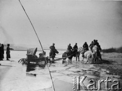 1913, Północna Mongolia lub Syberia.
Przeprawa przez zamarźniętą rzekę. Mongołowie na koniach wyciągają z wody wóz, pod którym załamała się kra. 
Zdjęcie pochodzi z albumu z podróży Zdzisława i Konstancji Poklewskich-Koziełł, Janusza i Natalii Łosiów oraz Stanisława i Julii Rosenwerthów do Mongolii w 1913 roku. 
Fot. Zdzisław Poklewski-Koziełł, zbiory Ośrodka KARTA, przekazała Hanna Kunachowicz