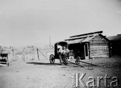 1913, Północna Mongolia lub Syberia.
Jeden z uczestników wyprawy czyści strzelbę. 
Zdjęcie pochodzi z albumu z podróży Zdzisława i Konstancji Poklewskich-Koziełł, Janusza i Natalii Łosiów oraz Stanisława i Julii Rosenwerthów do Mongolii w 1913 roku. 
Fot. Zdzisław Poklewski-Koziełł, zbiory Ośrodka KARTA, przekazała Hanna Kunachowicz