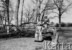 1913, okolice Urgi/Ułan Bator, Mongolia. 
Natalia Łoś i Julia Rosenwerth w płaszczach podróżnych wśród drzew. W tle nieistniejący już Biały Pałac - jedna z rezydencji bogdo gegena.
Zdjęcie pochodzi z albumu z podróży Zdzisława i Konstancji Poklewskich-Koziełł, Janusza i Natalii Łosiów oraz Stanisława i Julii Rosenwerthów do Mongolii w 1913 roku. 
Fot. Zdzisław Poklewski-Koziełł, zbiory Ośrodka KARTA, przekazała Hanna Kunachowicz