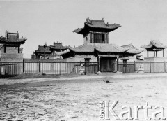 1913, Urga/Ułan Bator, Mongolia. 
Klasztor buddyjski.
Zdjęcie pochodzi z albumu z podróży Zdzisława i Konstancji Poklewskich-Koziełł, Janusza i Natalii Łosiów oraz Stanisława i Julii Rosenwerthów do Mongolii w 1913 roku. 
Fot. Zdzisław Poklewski-Koziełł, zbiory Ośrodka KARTA, przekazała Hanna Kunachowicz