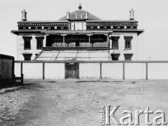 1913, Urga/Ułan Bator, Mongolia. 
Klasztor buddyjski. 
Zdjęcie pochodzi z albumu z podróży Zdzisława i Konstancji Poklewskich-Koziełł, Janusza i Natalii Łosiów oraz Stanisława i Julii Rosenwerthów do Mongolii w 1913 roku. 
Fot. Zdzisław Poklewski-Koziełł, zbiory Ośrodka KARTA, przekazała Hanna Kunachowicz