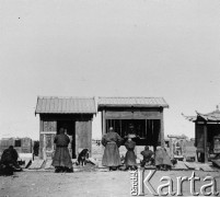 1913, Urga/Ułan Bator, Mongolia.
Mongołowie podczas bicia pokłonów przy młynkach modlitewnych. 
Zdjęcie pochodzi z albumu z podróży Zdzisława i Konstancji Poklewskich-Koziełł, Janusza i Natalii Łosiów oraz Stanisława i Julii Rosenwerthów do Mongolii w 1913 roku. 
Fot. Zdzisław Poklewski-Koziełł, zbiory Ośrodka KARTA, przekazała Hanna Kunachowicz