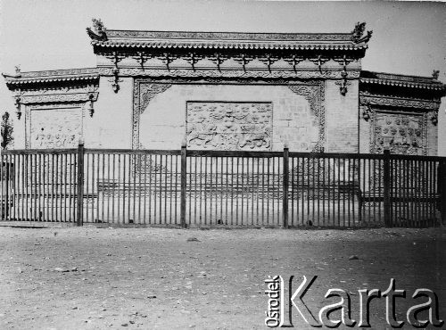 1913, Urga/Ułan Bator, Mongolia. 
Jampaj - ściana, która ma osłaniać świątynię przed złymi duchami.
Zdjęcie pochodzi z albumu z podróży Zdzisława i Konstancji Poklewskich-Koziełł, Janusza i Natalii Łosiów oraz Stanisława i Julii Rosenwerthów do Mongolii w 1913 roku. 
Fot. Zdzisław Poklewski-Koziełł, zbiory Ośrodka KARTA, przekazała Hanna Kunachowicz