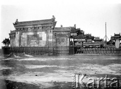 1913, Urga/Ułan Bator, Mongolia. 
Zabudowania jednej ze świątyń buddyjskich, na pierwszym planie z lewej jampaj - ściana pokryta płaskorzeźbami, która ma osłaniać świątynię od złych duchów.
Zdjęcie pochodzi z albumu z podróży Zdzisława i Konstancji Poklewskich-Koziełł, Janusza i Natalii Łosiów oraz Stanisława i Julii Rosenwerthów do Mongolii w 1913 roku. 
Fot. Zdzisław Poklewski-Koziełł, zbiory Ośrodka KARTA, przekazała Hanna Kunachowicz