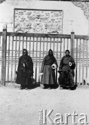 1913, Urga/Ułan Bator, Mongolia. 
Trzej mnisi buddyjscy przed świątynią Czojdżin-lamy. W tle jampaj - ściana, która ma osłaniać świątynię od złych duchów. 
Zdjęcie pochodzi z albumu z podróży Zdzisława i Konstancji Poklewskich-Koziełł, Janusza i Natalii Łosiów oraz Stanisława i Julii Rosenwerthów do Mongolii w 1913 roku. 
Fot. Zdzisław Poklewski-Koziełł, zbiory Ośrodka KARTA, przekazała Hanna Kunachowicz