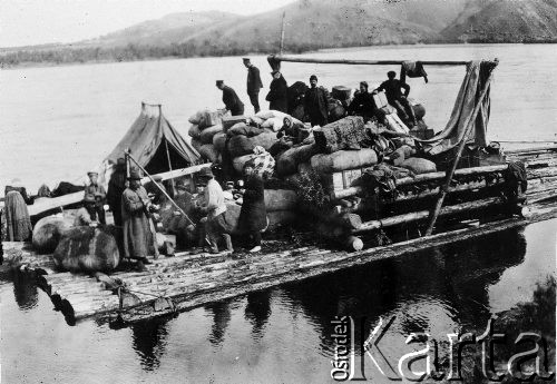 1913, Syberia.
Przeprawa przez rzekę. Na zdjęciu tratwa załadowana pakunkami. 
Zdjęcie pochodzi z albumu z podróży Zdzisława i Konstancji Poklewskich-Koziełł, Janusza i Natalii Łosiów oraz Stanisława i Julii Rosenwerthów do Mongolii w 1913 roku. 
Fot. Zdzisław Poklewski-Koziełł, zbiory Ośrodka KARTA, przekazała Hanna Kunachowicz

