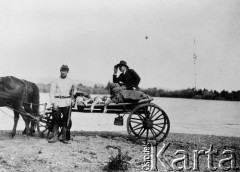 1913, Północna Mongolia lub Syberia.
Jeden z uczestników wyprawy siedzi na wozie .Po lewej stronie stoi Rosjanin ze strzelbą, na wozie leżą upolowane ptaki. 
Zdjęcie pochodzi z albumu z podróży Zdzisława i Konstancji Poklewskich-Koziełł, Janusza i Natalii Łosiów oraz Stanisława i Julii Rosenwerthów do Mongolii w 1913 roku. 
Fot. Zdzisław Poklewski-Koziełł, zbiory Ośrodka KARTA, przekazała Hanna Kunachowicz

