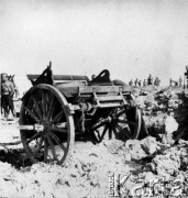 1914-1915, brak miejsca.
Pole bitwy. Na pierwszym planie laweta. W tle rosyjscy żołnierze. 
Zdjęcie pochodzi z albumu  Zdzisława Poklewskiego-Koziełł.
Fot. Zdzisław Poklewski-Koziełł, zbiory Ośrodka KARTA, przekazała Hanna Kunachowicz