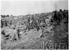 1914-1915, brak miejsca.
Żołnierze rosyjscy podczas odpoczynku. Pomiędzy nimi stoją karabiny powiązane w kozły. 
Zdjęcie pochodzi z albumu  Zdzisława Poklewskiego-Koziełł.
Fot. Zdzisław Poklewski-Koziełł, zbiory Ośrodka KARTA, przekazała Hanna Kunachowicz
