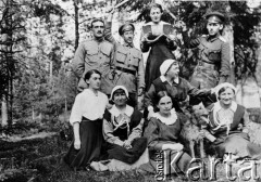1914-1915, Rosja.
Żołnierze Dywizji Syberyjskiej i sanitariuszki. Z lewej strony stoi Zdzisław Poklewski-Koziełł. Poniżej siedzi jego żona Konstancja. 
Zdjęcie pochodzi z albumu  Zdzisława Poklewskiego-Koziełł.
Fot. Zdzisław Poklewski-Koziełł, zbiory Ośrodka KARTA, przekazała Hanna Kunachowicz
