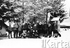 1914-1915, Rosja.
Żołnierze i sanitariuszki Dywizji Syberyjskiej. Z lewej strony stoi Zdzisław Poklewski-Kozieł. Przed nim jego żona Konstancja. 
Zdjęcie pochodzi z albumu  Zdzisława Poklewskiego-Koziełł.
Fot. Zdzisław Poklewski-Koziełł, zbiory Ośrodka KARTA, przekazała Hanna Kunachowicz