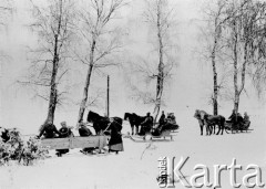 1914-1915, Rosja.
Dywizja Syberyjska. Żołnierze i sanitariuszki. Na dużych saniach z lewej żołnierz z karabinem maszynowym, z tyłu duże ośnieżone drzewa. Zdjęcie pochodzi z albumu Zdzisława Poklewskiego-Koziełł.
Fot. Zdzisław Poklewski-Koziełł, zbiory Ośrodka KARTA, przekazała Hanna Kunachowicz