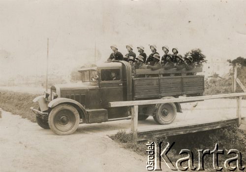 1920-1939, Tarnopol, Polska.
Oddział policji w drodze na akcję.
Fot. NN, zbiory Ośrodka KARTA, udostępniła Weronika Sęga-Morawska.
