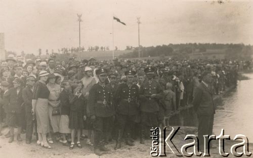 1920-1939, Tarnopol, Polska.
Mieszkańcy Tarnopola zgromadzeni na uroczystości, z przodu stoją trzej funkcjonariusze policji, z lewej Stanisław (lub Szczepan) Morawski.
Fot. NN, zbiory Ośrodka KARTA, udostępniła Weronika Sęga-Morawska.