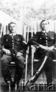 Wrzesień 1929, Otwock, Polska.
Szczepan Morawski, starszy przodownik Policji, aresztowany przez NKWD i zamordowany w Kalininie; na zdjęciu (siedzi z lewej), podczas pobytu w Policyjnym Domu Zdrowia w Otwocku, obok jego kolega z pracy.
Fot. NN, zbiory Ośrodka KARTA, udostępniła Weronika Sęga-Morawska
