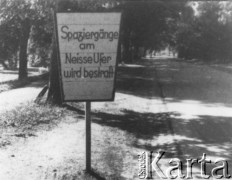 Po 1945, Zgorzelec (Gorlitz), Polska.
Tablica z napisem zabraniającym spacerów wzdłuż Nysy Łużyckiej.
Fot. NN, z dziennika dr Franciszka Scholza, udostępniła Elżbieta Buława.
