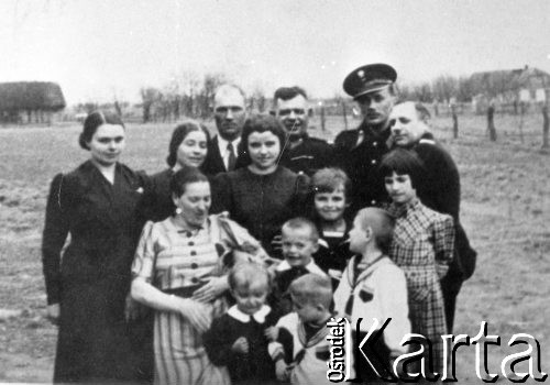 1937, Włodzimierz Wołyński, woj. wołyńskie, Polska.
Rodzina Zielińskich z przyjaciółmi. Z lewej stoi Aniela Zielińska, w środku bez czapki starszy sierżant policji Jan Zieliński, w sukience w paski Maria Rzeniecka, także żona policjanta (razem z Anielą Zielińską i jej dziećmi wywieziona do Kazachstanu). Z przodu w sukience z białym kołnierzykiem stoi Władysława Zielińska, za nią jej brat Kazimierz i starsza siostra Helena; pozostałe osoby NN.
Fot. NN, zbiory Ośrodka KARTA, udostępniła Władysława Grymuza