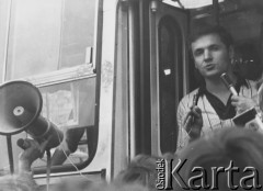 3-5.08.1981, Warszawa, Polska.
Strajk Miejskich Zakładów Komunikacyjnych, blokada ronda na skrzyżowaniu Alej Jerozolimskich i Marszałkowskiej, do manifestantów przemawia Zbigniew Bujak.
Fot. NN, zbiory Ośrodka KARTA, udostępniła Elżbieta Kosiacka.

