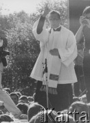 Lipiec 1981, Warszawa, Polska.
Ksiądz udzielający błogosławieństwa strajkującym robotnikom.
Fot. NN, zbiory Ośrodka KARTA, udostępniła Elżbieta Kosiacka.

