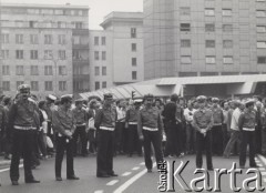 3-5.08.1981, Warszawa, Polska.
Strajk Miejskich Zakładów Komunikacyjnych, blokada ronda na skrzyżowaniu Alej Jerozolimskich i Marszałkowskiej, kordon milicjantów.
Fot. NN, zbiory Ośrodka KARTA, udostępniła Elżbieta Kosiacka.

