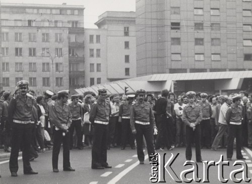 3-5.08.1981, Warszawa, Polska.
Strajk Miejskich Zakładów Komunikacyjnych, blokada ronda na skrzyżowaniu Alej Jerozolimskich i Marszałkowskiej, kordon milicjantów.
Fot. NN, zbiory Ośrodka KARTA, udostępniła Elżbieta Kosiacka.

