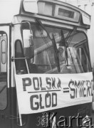 3-5.08.1981, Warszawa, Polska.
Strajk Miejskich Zakładów Komunikacyjnych, blokada ronda na skrzyżowaniu Alej Jerozolimskich i Marszałkowskiej, hasło na transparencie: 