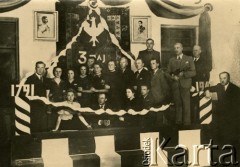 03.05.1940, Buzan, Rumunia.
Obchody rocznicy Konstytucji 3-Maja przez polskich uchodźców w Rumunii, na dole pierwsza od lewej siedzi Halina Runiewska, druga od lewej stoi Janina Cozoc-Kowenicka.
Fot. NN, zbiory Ośrodka KARTA, udostępniła Janina Kowenicka.