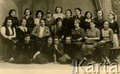 1940, Buzan, Rumunia.
Grupa polskich kobiet podczas spotkania z Księżną Colacusino (?), za Księżną stoi Halina Runiewska, pierwsza od prawej siedzi Janina Cozoc-Kowenicka, na podłodze od prawej: Ziuta Bykowska, Sława Szorowska.
Fot. NN, zbiory Ośrodka KARTA, udostępniła Janina Kowenicka.