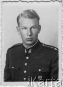 28.09.1939, Buzău, Rumunia.
Portret porucznika Jana Kutrzeby, służącego w 3. Spadochronowym Batalionie Strzelców, wchodzącym w skład 1. Polskiej Samodzielnej Brygady Spadochronowej. Zginął pod Arnhem 24 września 1944 roku, walcząc w okupowanej Holandii, w operacji Market Garden.
Fot. NN, zbiory Ośrodka KARTA, przekazała Janina Kowenicka