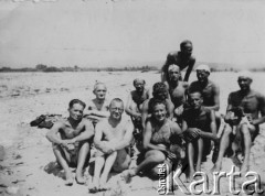 1942, okręg Vâlcea, Wołoszczyzna, Rumunia.
Polscy uchodźcy nad jeziorem Bâlea. Od lewej, u dołu siedzą: dr Tadeusz Kowenicki, dr Biolis, Hanna Chudówna.
Fot. NN, zbiory Ośrodka KARTA, przekazała Janina Kowenicka.