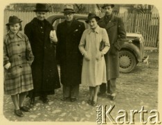 1940, Buzău, Rumunia.
Polscy uchodźcy. Od lewej: Halina Runiewska, ks. Gadacz, red. Orłowski, Janina Cozoc Kowenicka, red. Jerzy Chołodziński.
Fot. NN, zbiory Ośrodka KARTA, przekazała Janina Kowenicka