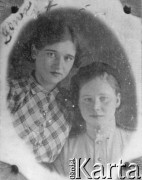 1943, Kiemierowo, Kiemierowska obł., ZSRR.
Genowefa Gil, deportowana na Syberię w lutym 1940 r., wyszła za mąż za Rosjanina, od 1943 r. pracowała w zakładach zbrojeniowych, prawdopodobnie w fabryce prochu, zaginiona w 1946 r., na zdjęciu w kraciastej bluzce, obok koleżanka z fabryki.
Fot. NN, zbiory Ośrodka KARTA, udostępnił Edward Gil