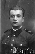 7.12.1936, Lwów, woj. lwowskie, Polska.
Antoni Rachowiecki, funkcjonariusz Policji Konnej w Warszawie, po kapitulacji stolicy wrócił do domu rodzinnego w Słoczwie (woj. nowogródzkie), aresztowany przez NKWD w styczniu 1940 r., zaginął. Po tygodniu od jego aresztowania reszta rodziny została wywieziona do Kazachstanu.
Fot. NN, zbiory Ośrodka KARTA, udostępniła Regina Tomaszewska