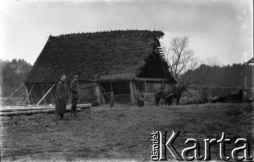 1918-1939, Polska.
Kilku mężczyzn przed  stodołą, pierwszy z lewej w wojskowym szynelu stoi Stanisław Owsianny, kapitan WP służący w częstochowskim sztabie, obok jego brat Janusz Owsianny, ppor. rezerwy WP.
Fot. NN, zbiory Ośrodka KARTA, udostępnił Tadeusz Knitter