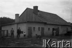 1918-1939, Polska.
Zabudowania gospodarskie, pierwszy z lewej stoi Janusz Owsianny, obok jego brat Stanisław.
Fot. NN, zbiory Ośrodka KARTA, udostępnił Tadeusz Knitter