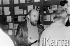 Październik 1980, Warszawa, Polska.
Bankiet w mieszkaniu Elżbiety i Pawła Bąkowskich z okazji 100 publikacji Niezależnej Oficyny Wydawniczej NOWa, Stefan Bratkowski.
Fot. Tomasz Abramowicz, zbiory Ośrodka KARTA
