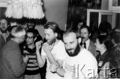 Październik 1980, Warszawa, Polska.
Bankiet w mieszkaniu Elżbiety i Pawła Bąkowskich z okazji 100 publikacji Niezależnej Oficyny Wydawniczej NOWa, od lewej m.in. Jan Józef Lipski, Jan Lityński, Mirosław Chojecki, Jacek Pałasiński, z tyłu Jan Strękowski, Janusz Onyszkiewicz.
Fot. Tomasz Abramowicz, zbiory Ośrodka KARTA
