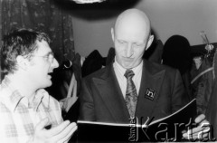 Październik 1980, Warszawa, Polska.
Bankiet w mieszkaniu Elżbiety i Pawła Bąkowskich z okazji 100 publikacji Niezależnej Oficyny Wydawniczej NOWa, Paweł Bąkowski i Andrzej Drawicz.
Fot. Tomasz Abramowicz, zbiory Ośrodka KARTA
