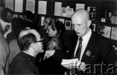 Październik 1980, Warszawa, Polska.
Bankiet w mieszkaniu Elżbiety i Pawła Bąkowskich z okazji 100 publikacji Niezależnej Oficyny Wydawniczej NOWa, na pierwszym planie Adam Kersten i Andrzej Drawicz.
Fot. Tomasz Abramowicz, zbiory Ośrodka KARTA
