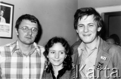 Październik 1980, Warszawa, Polska.
Bankiet w mieszkaniu Elżbiety i Pawła Bąkowskich z okazji 100 publikacji Niezależnej Oficyny Wydawniczej NOWa, od lewej: Paweł Bąkowski, Aleksandra Mietkowska, Andrzej Mietkowski.
Fot. Tomasz Abramowicz, zbiory Ośrodka KARTA
