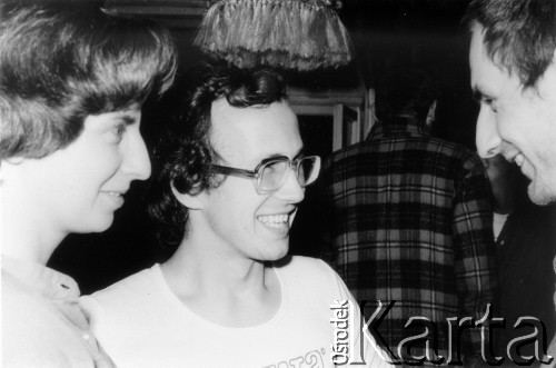 Październik 1980, Warszawa, Polska.
Bankiet w mieszkaniu Elżbiety i Pawła Bąkowskich z okazji 100 publikacji Niezależnej Oficyny Wydawniczej NOWa,  Magdalena i Grzegorz Boguta oraz Wojciech Malicki.
Fot. Tomasz Abramowicz, zbiory Ośrodka KARTA
