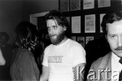 Październik 1980, Warszawa, Polska.
Bankiet w mieszkaniu Elżbiety i Pawła Bąkowskich z okazji 100 publikacji Niezależnej Oficyny Wydawniczej NOWa, Mirosław Chojecki i Janusz Onyszkiewicz.
Fot. Tomasz Abramowicz, zbiory Ośrodka KARTA
