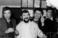 Październik 1980, Warszawa, Polska.
Bankiet w mieszkaniu Elżbiety i Pawła Bąkowskich z okazji 100 publikacji Niezależnej Oficyny Wydawniczej NOWa, od lewej: Seweryn Blumsztajn, Jan Walc, Mieczysław Grudziński, Przemysław Cieślak, Joanna Szczęsna.
Fot. Tomasz Abramowicz, zbiory Ośrodka KARTA
