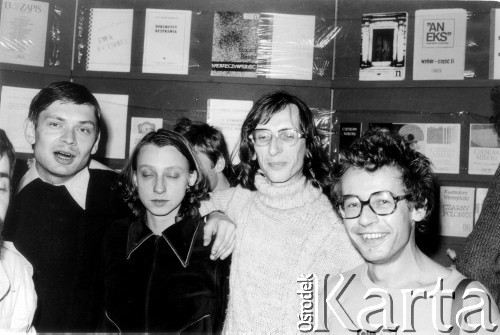 Październik 1980, Warszawa, Polska.
Bankiet w mieszkaniu Elżbiety i Pawła Bąkowskich z okazji 100 publikacji Niezależnej Oficyny Wydawniczej NOWa, od lewej: Przemysław Cieślak, Joanna Szczęsna, Jan Strękowski, Eugeniusz Kloc.
Fot. Tomasz Abramowicz, zbiory Ośrodka KARTA
