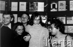 Październik 1980, Warszawa, Polska.
Bankiet w mieszkaniu Elżbiety i Pawła Bąkowskich z okazji 100 publikacji Niezależnej Oficyny Wydawniczej NOWa, od lewej: Przemysław Cieślak, Joanna Szczęsna, Jan Tomasz Lipski, Jan Strękowski, Eugeniusz Kloc.
Fot. Tomasz Abramowicz, zbiory Ośrodka KARTA
